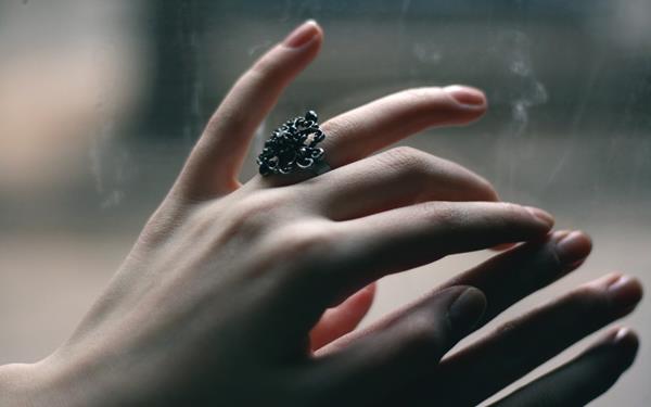 6918079-girl-hands-fingers-ring (Copy)