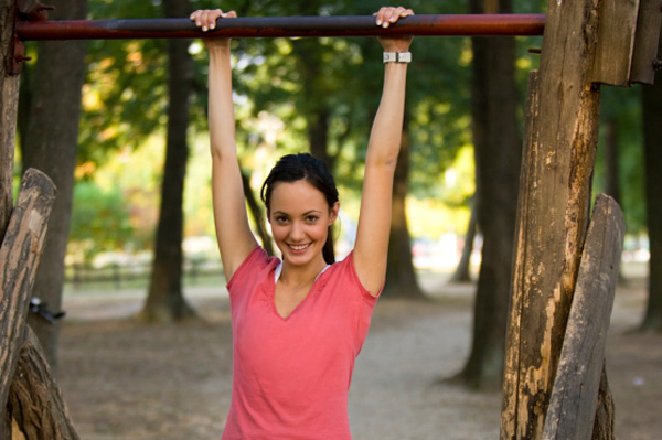 woman-doing-chin-ups-outdoors