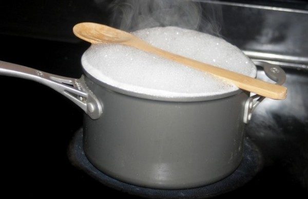 why-does-wooden-spoon-stop-pasta-from-boiling-over.w654