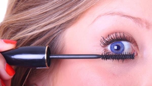 applying mascara-saidaonline (Copy)