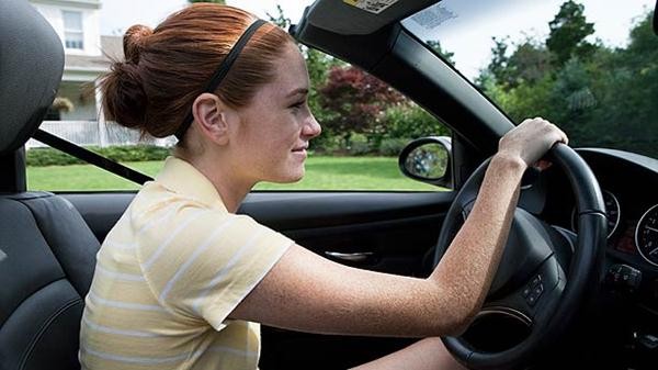 teenage-girl-driving-car-614nm030911