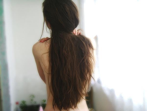 Фото худенькой девушки с длинными влажными волосами
